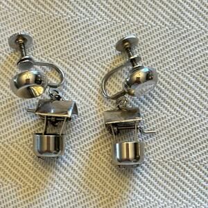 Vintage Coro signed “Well” drop screw earrings in silver tone. Great for Summer!